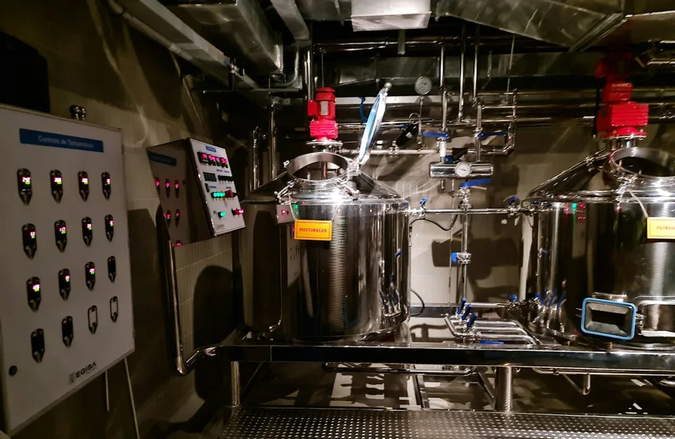 Stainless steel process vessels and pipework