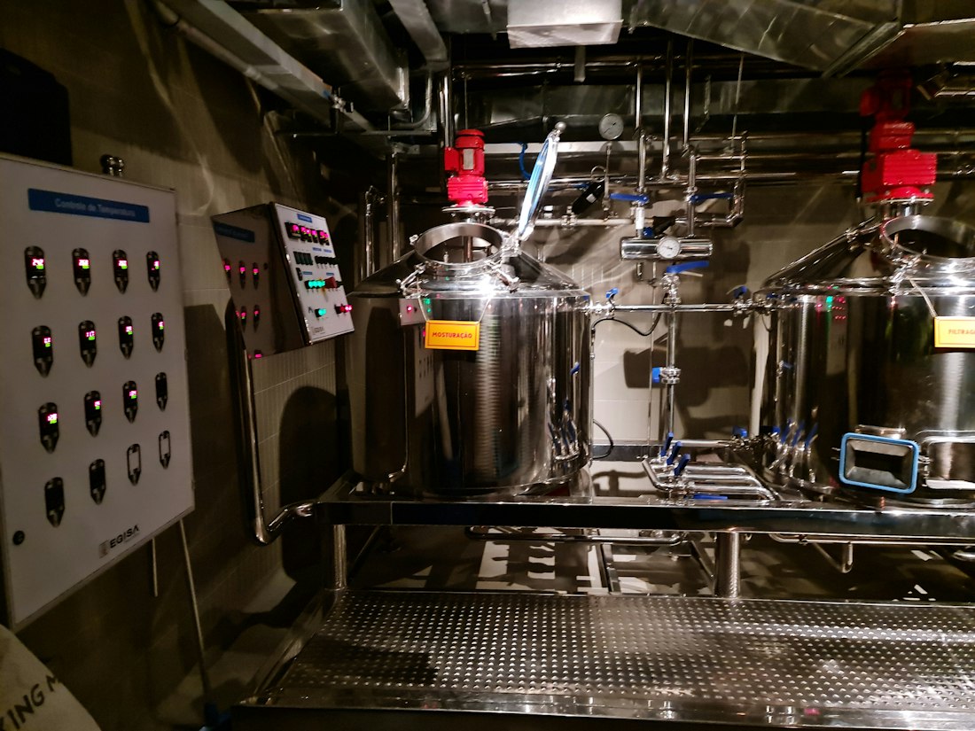 Stainless steel process vessels and pipework